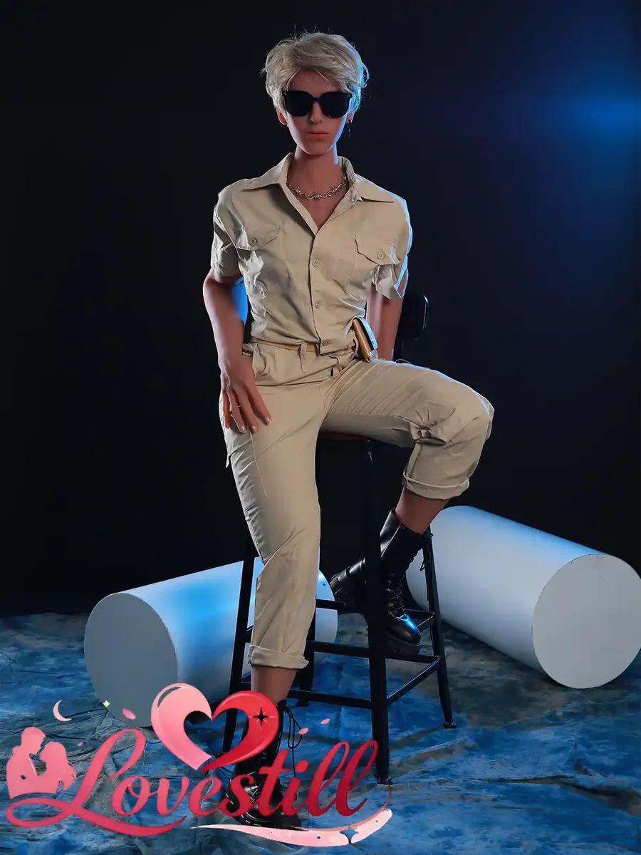 165cm の男性型ラブドール（金髪ショート）に衣装を着せた状態の全身写真