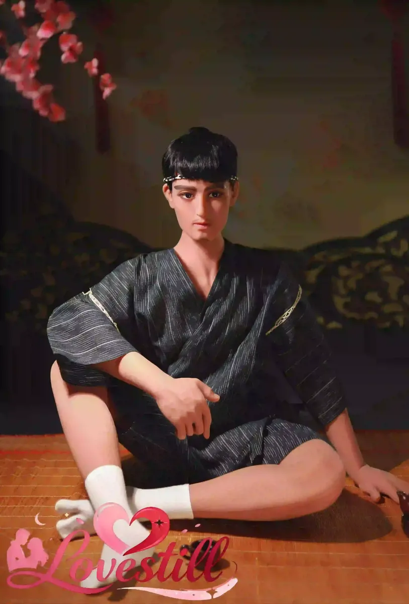 褐色肌・黒髪ボブの 165cm メンズドールに和装を合わせた写真